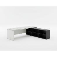 Escritorio de oficina ejecutivo con estantes