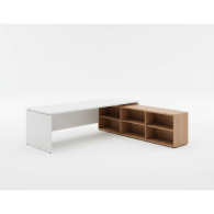 Escritorio de oficina ejecutivo con estantes